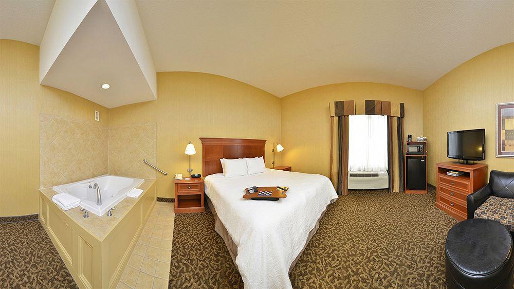 Hampton Inn Utica Exterior foto