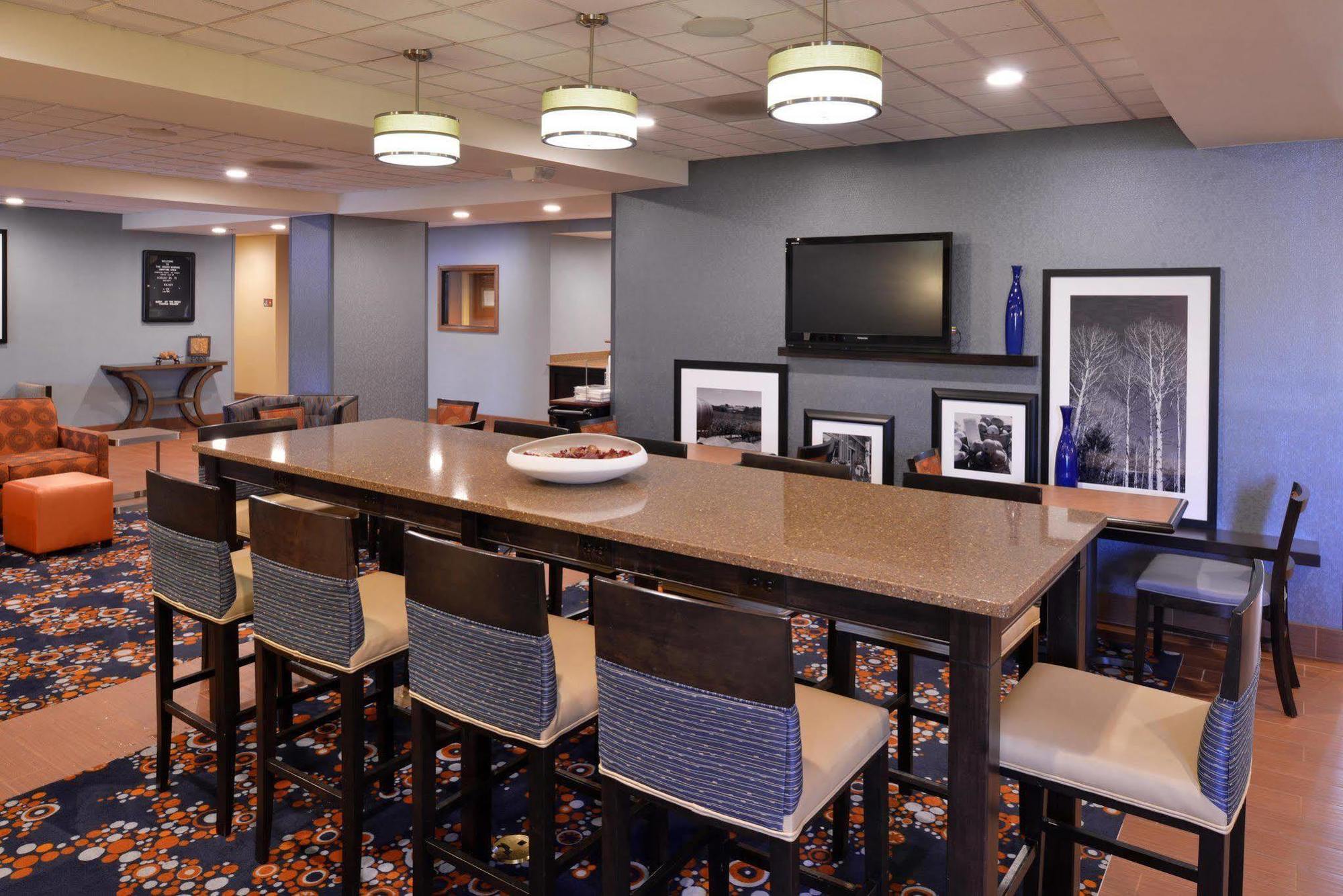 Hampton Inn Utica Exterior foto